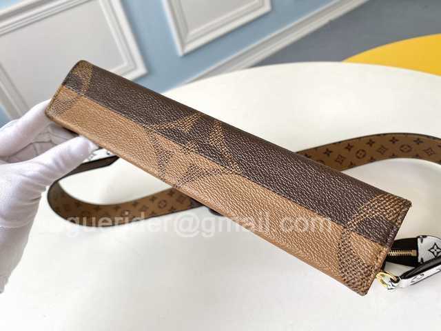 M67692 Toilet Pouch XL 26