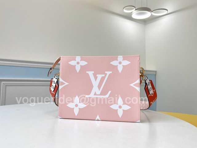 M67692 Toilet Pouch XL 26 M67692 Toilet Pouch XL 26