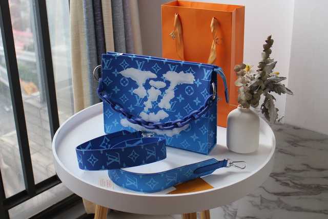 M67692 Toilet Pouch XL 26