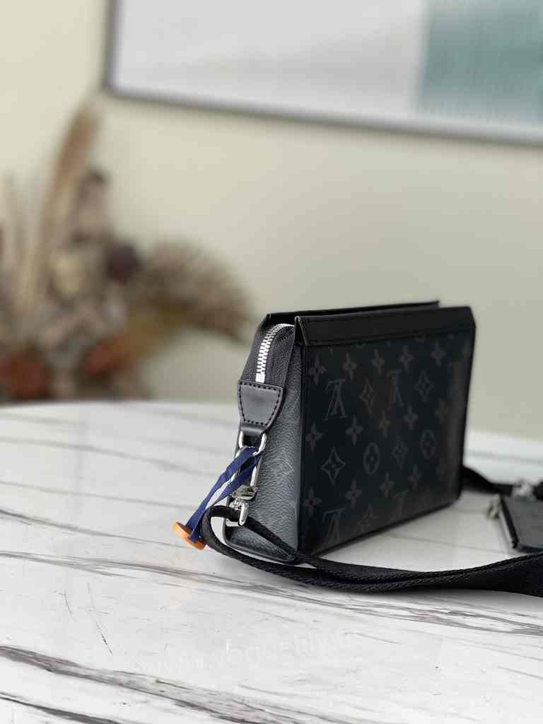 M81124 Gaston Wearable Wallet 22