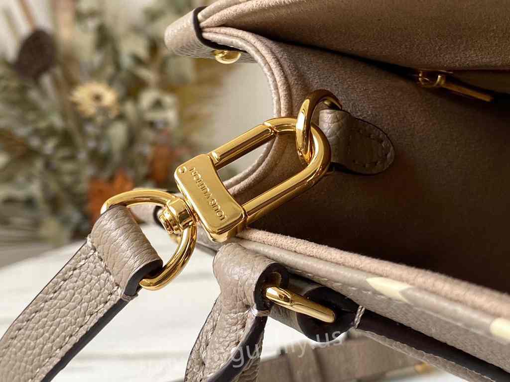 M45779 Onthego Strap 25 M45779 Onthego Strap 25