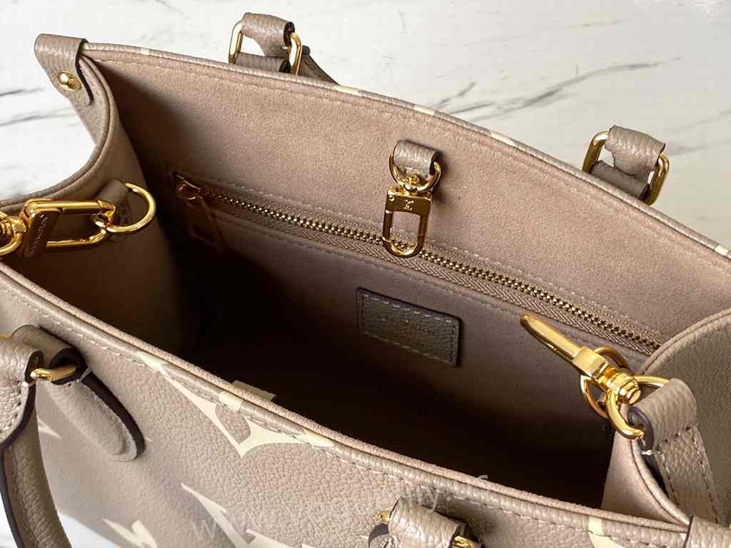 M45779 Onthego Strap 25 M45779 Onthego Strap 25
