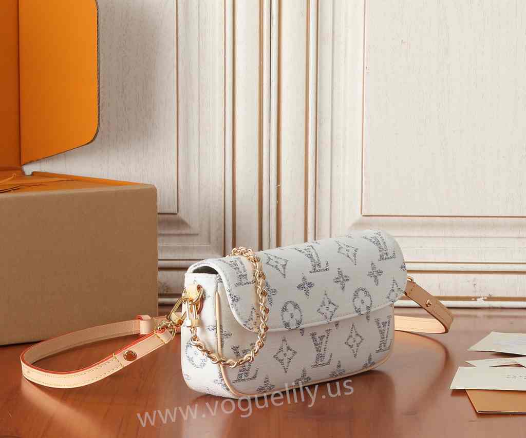 M83499 Wallet on Chain Ivy 23 M83499 Wallet on Chain Ivy 23