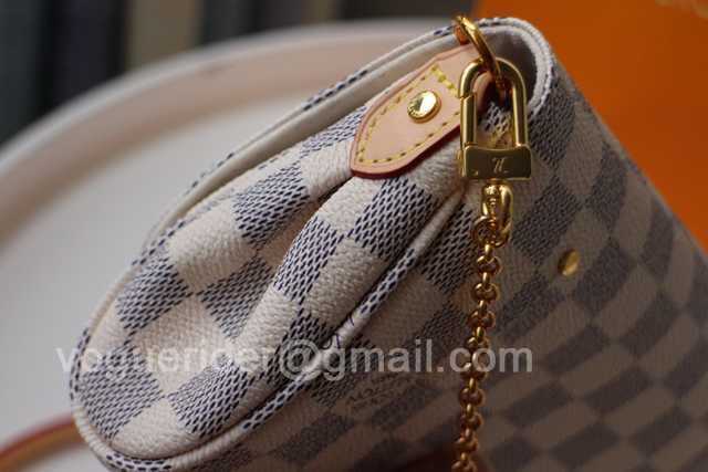 M40717 Pochette Favorite 24