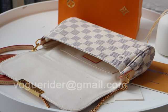 M40717 Pochette Favorite 24