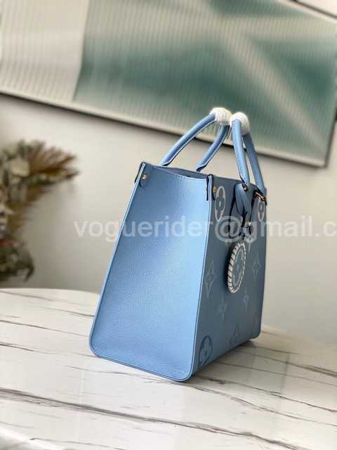 M45718 OnTheGo 35 By The Pool