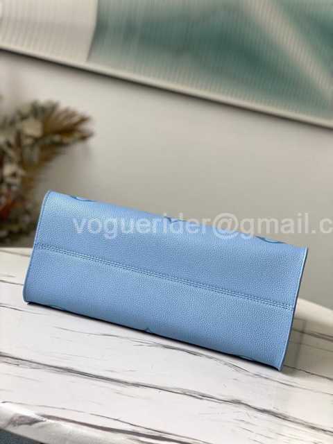 M45718 OnTheGo 35 By The Pool