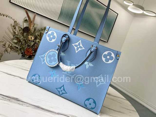 M45718 OnTheGo 35 By The Pool