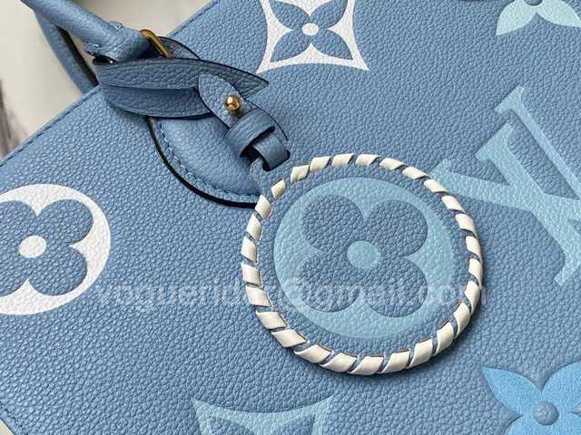 M45718 OnTheGo 35 By The Pool