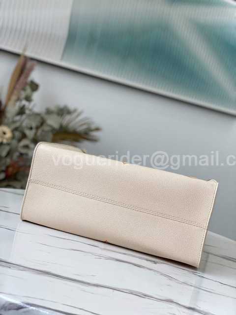 M45717 OnTheGo 35 By The Pool