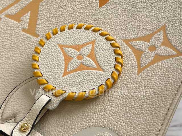 M45717 OnTheGo 35 By The Pool