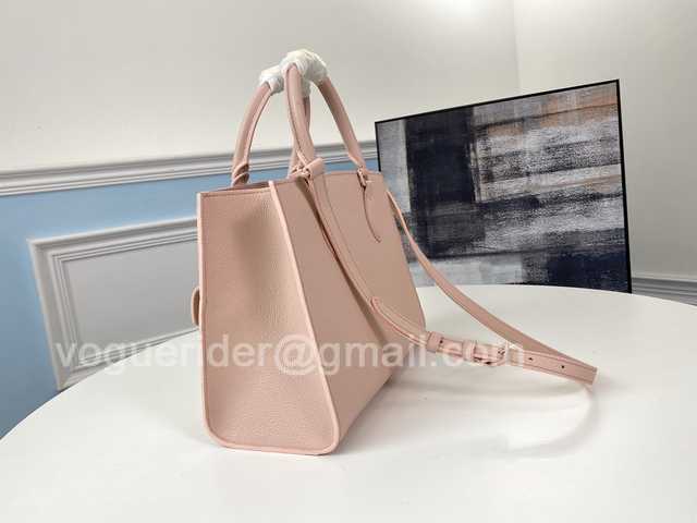 M55818 Lockme Tote 27 M55818 Lockme Tote 27