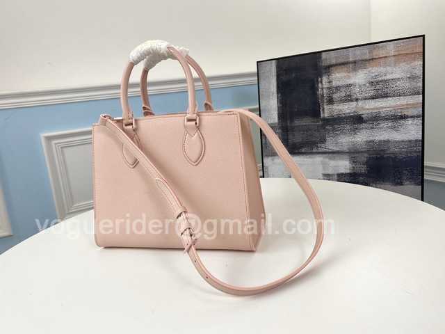 M55818 Lockme Tote 27 M55818 Lockme Tote 27