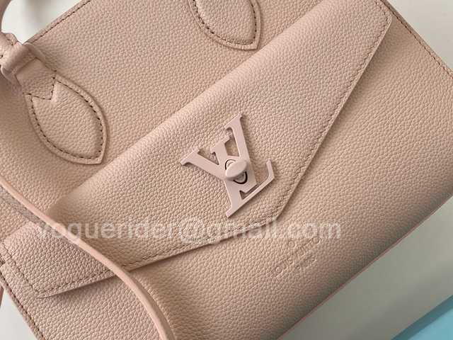 M55818 Lockme Tote 27 M55818 Lockme Tote 27