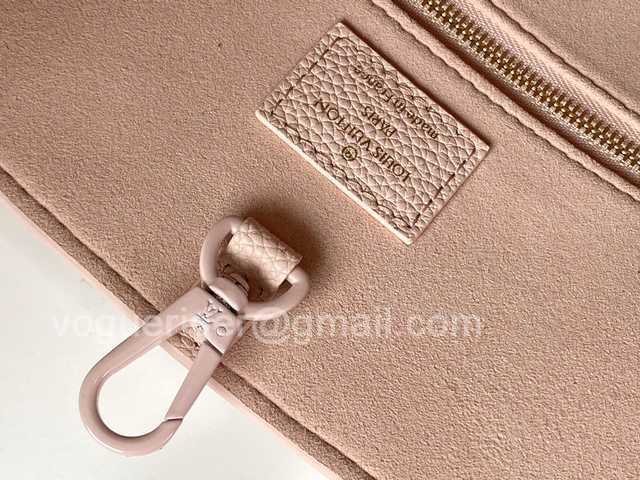 M55818 Lockme Tote 27 M55818 Lockme Tote 27