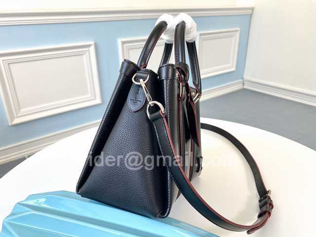 M55613 Twist Tote 28