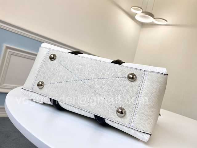 M55613 Twist Tote 28 M55613 Twist Tote 28