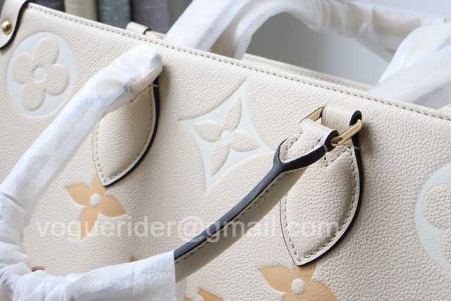 M45718 OnTheGo 35 By The Pool