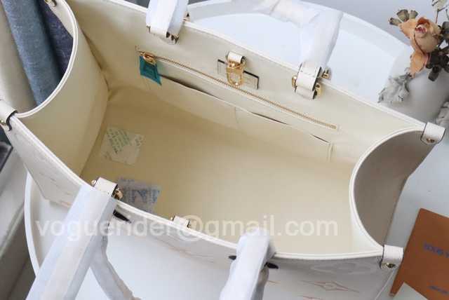 M45718 OnTheGo 35 By The Pool