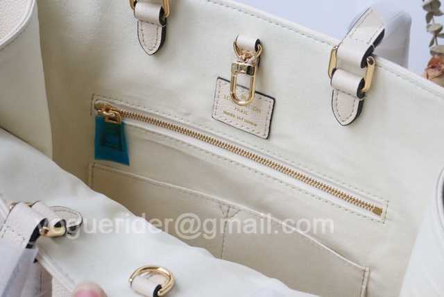 M45718 OnTheGo 35 By The Pool