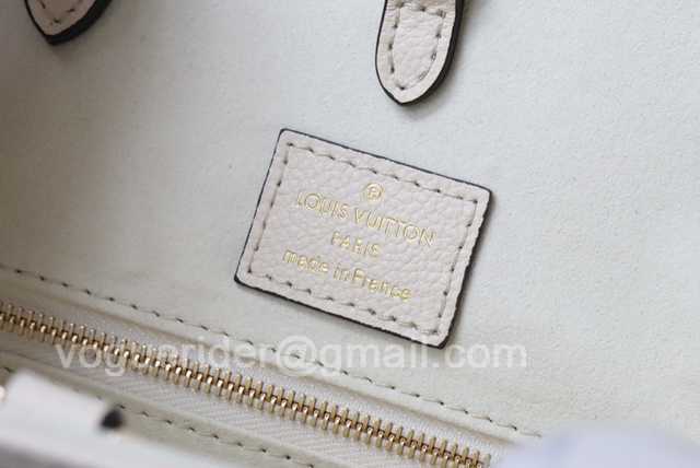 M45718 OnTheGo 35 By The Pool