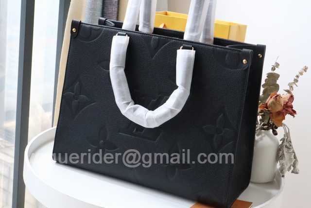 M45595 OnTheGo 35 By The Pool