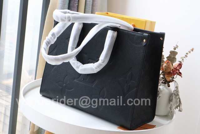 M45595 OnTheGo 35 By The Pool