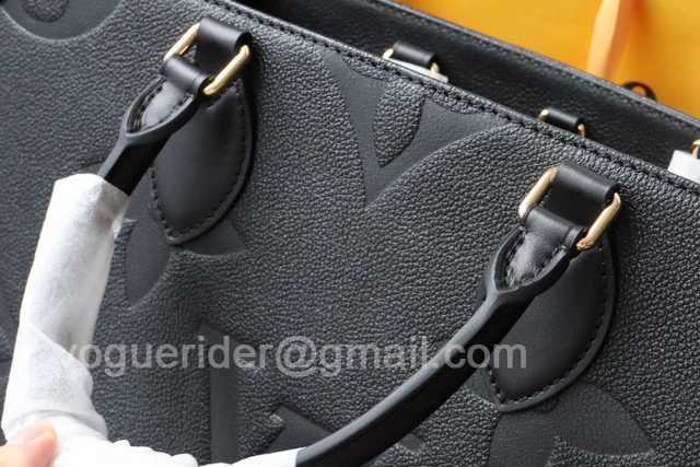 M45595 OnTheGo 35 By The Pool