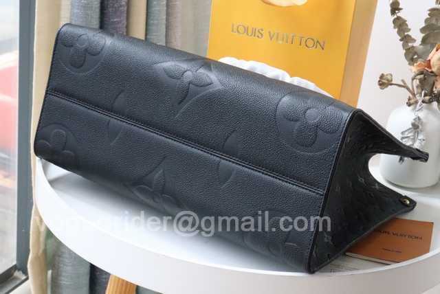 M45595 OnTheGo 35 By The Pool