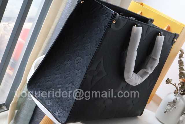 M45595 OnTheGo 35 By The Pool