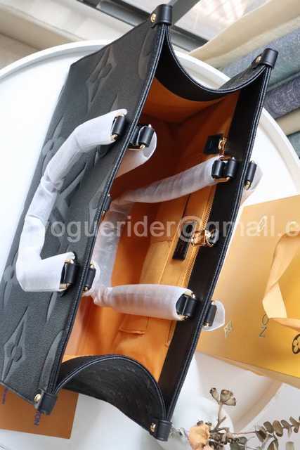 M45595 OnTheGo 35 By The Pool