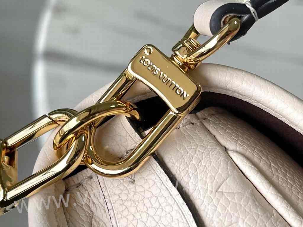 M46388 Diane 24 M46388 Diane 24