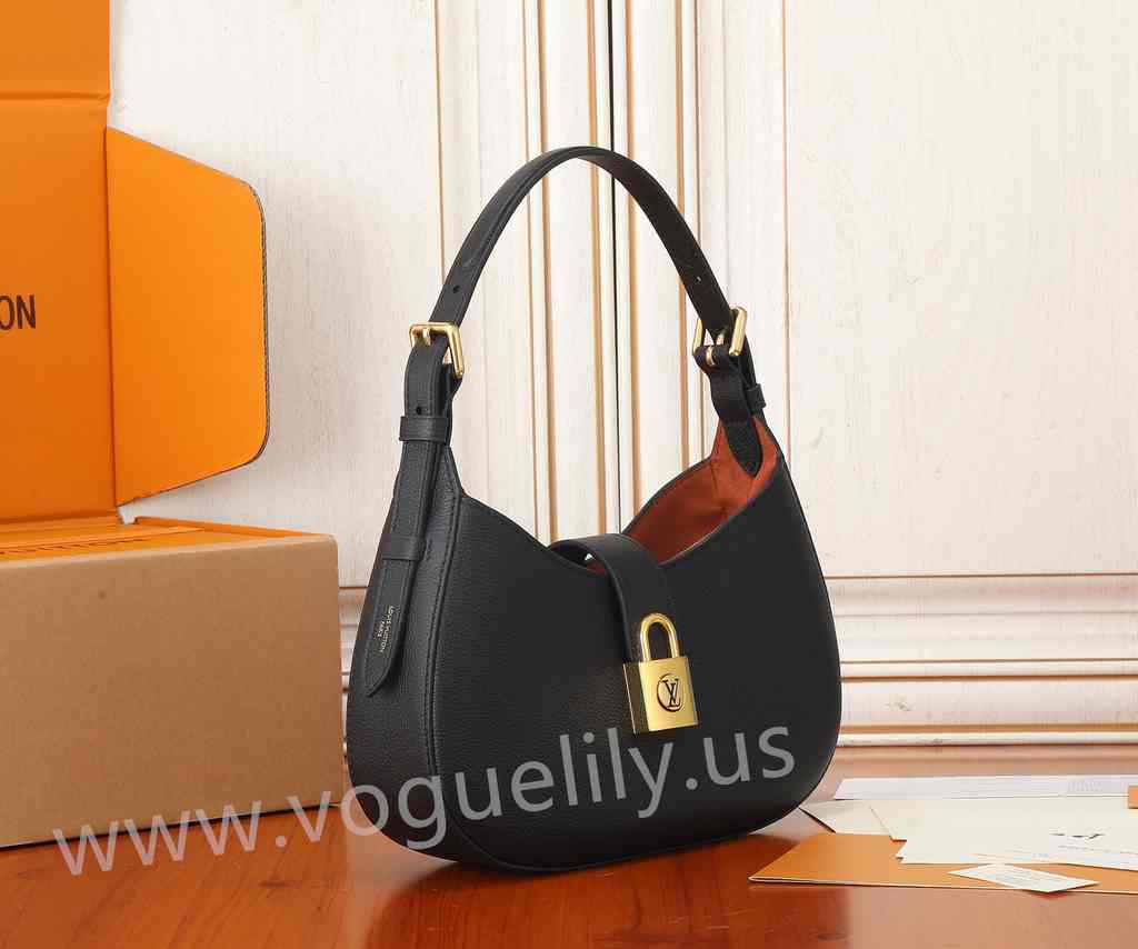M24611 Low Key Shoulder Bag 26