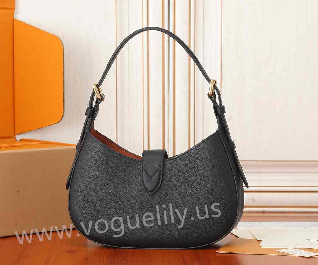 M24611 Low Key Shoulder Bag 26