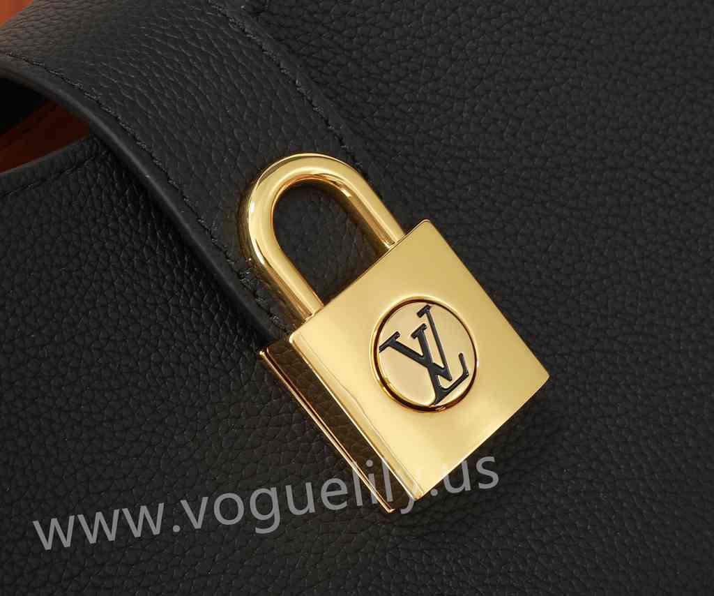 M24611 Low Key Shoulder Bag 26