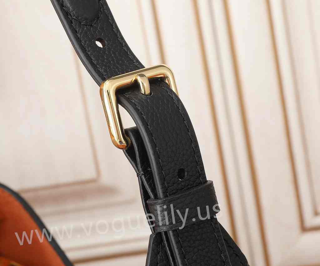 M24611 Low Key Shoulder Bag 26