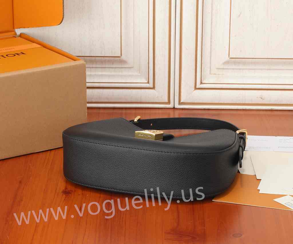 M24611 Low Key Shoulder Bag 26