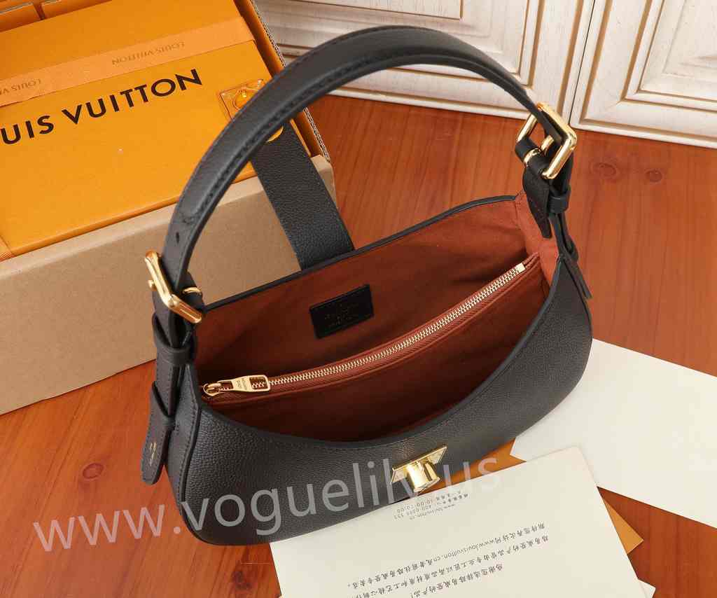 M24611 Low Key Shoulder Bag 26