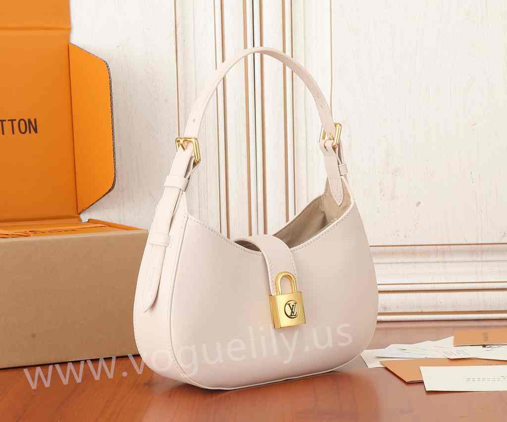M24990 Low Key Shoulder Bag 26 M24990 Low Key Shoulder Bag 26