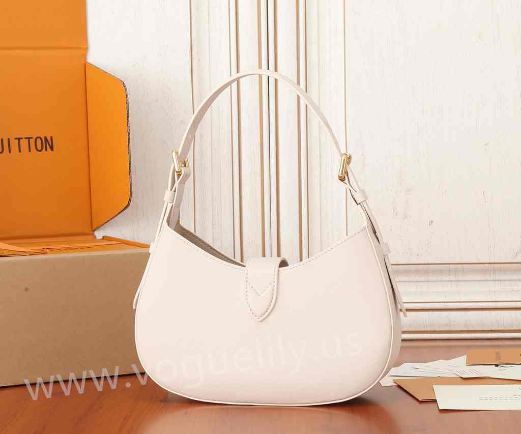M24990 Low Key Shoulder Bag 26 M24990 Low Key Shoulder Bag 26