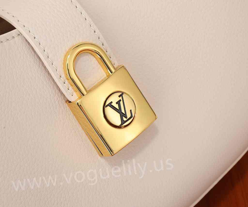 M24990 Low Key Shoulder Bag 26 M24990 Low Key Shoulder Bag 26
