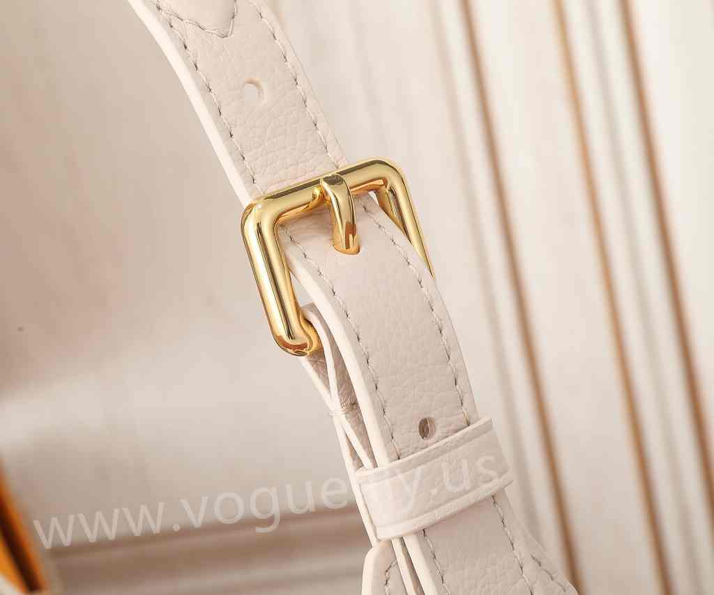 M24990 Low Key Shoulder Bag 26 M24990 Low Key Shoulder Bag 26