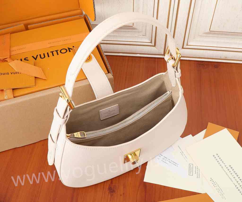 M24990 Low Key Shoulder Bag 26 M24990 Low Key Shoulder Bag 26