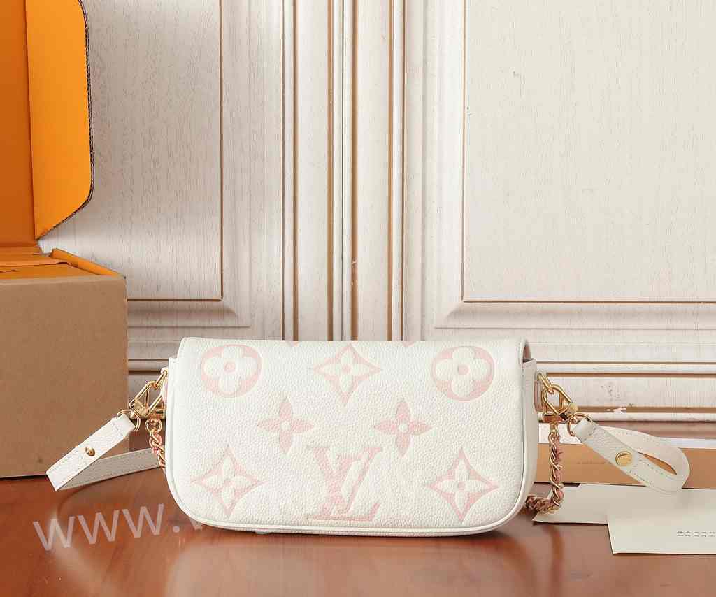 M83026 Wallet on Chain Ivy 23 M83026 Wallet on Chain Ivy 23
