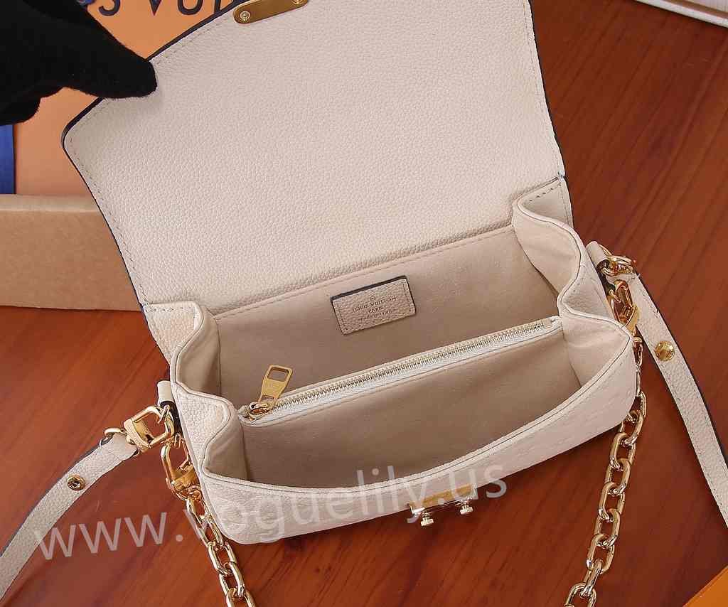 M22942 Pochette Métis East West 21