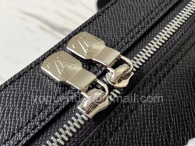 M30769 Briefcase 38 M30769 Briefcase 38