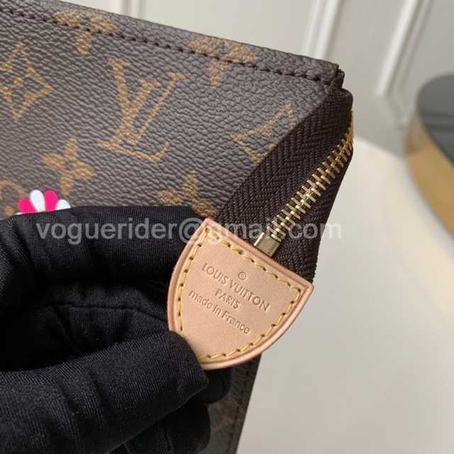 M47542 Toilet Bag 26 M47542 Toilet Bag 26