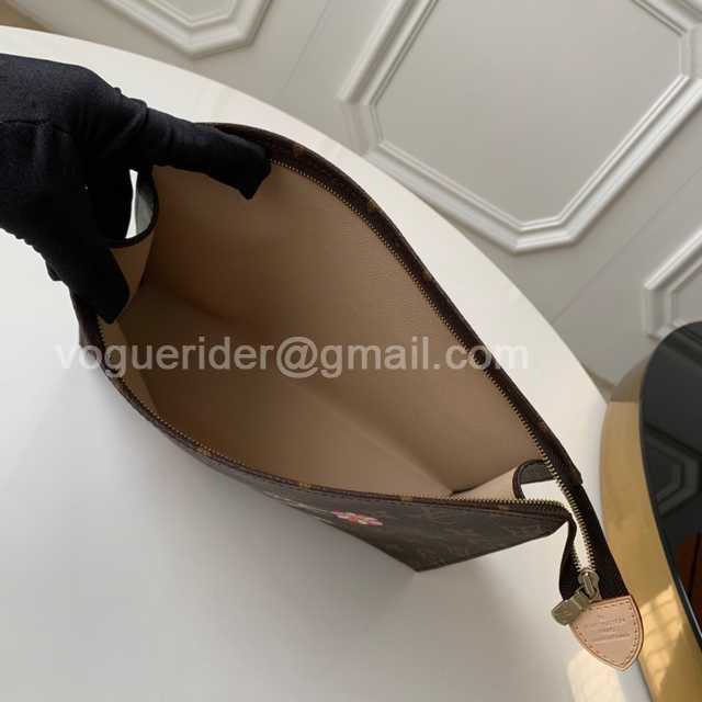 M47542 Toilet Bag 26 M47542 Toilet Bag 26