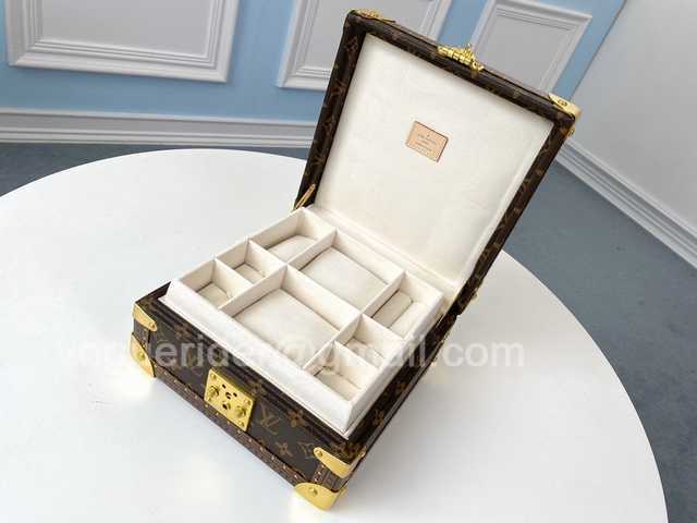 M44185 Jewelry Case 23 Ivory