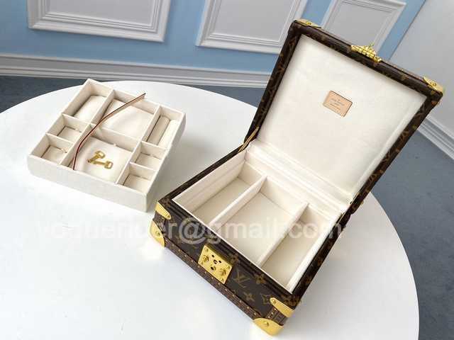 M44185 Jewelry Case 23 Ivory